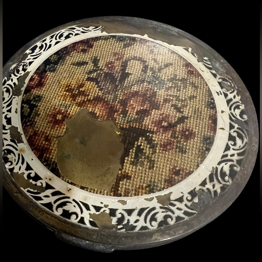 VINTAGE LARGE 4”  REX FIFTH AVENUE POWDER COMPACT W/PUFF AND POWDER